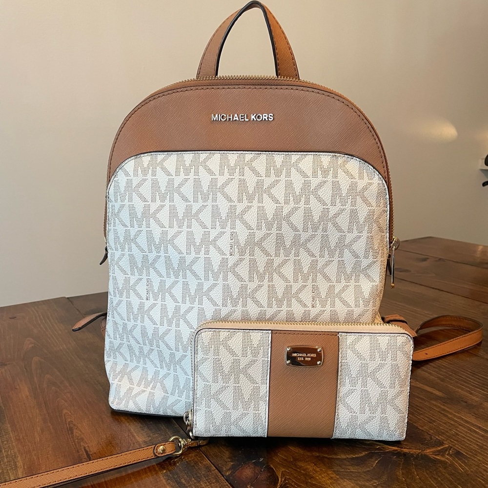 Michael Kors continental wallet/wristlet